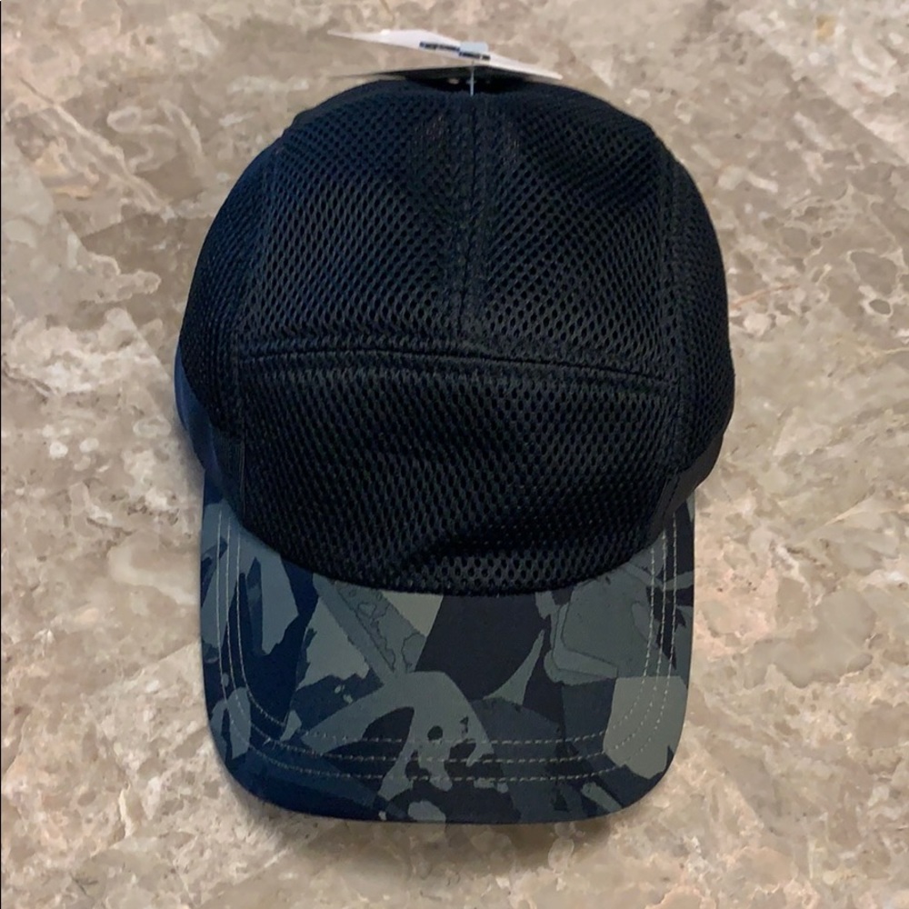 Lululemon o/s black and camo Breeze By Cap (NWT)